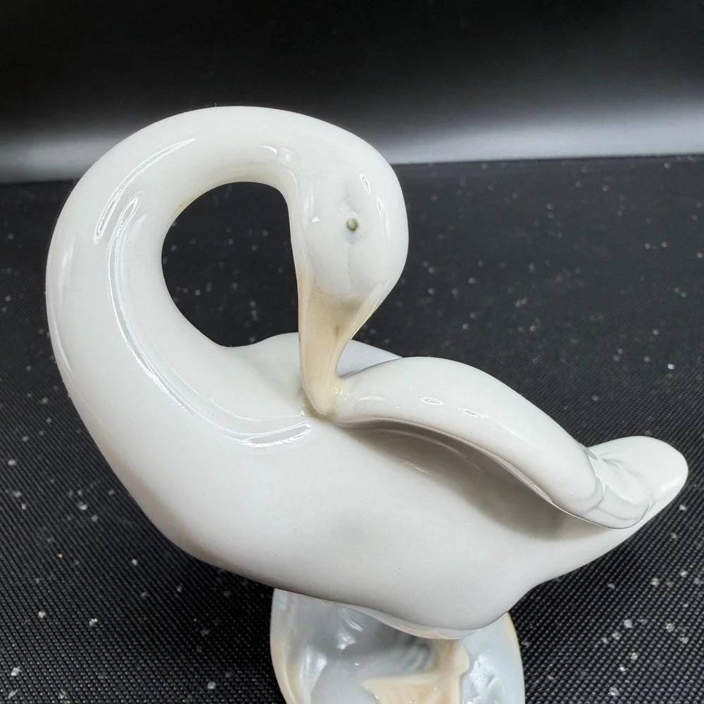 Lladro Swan Bird Figurine Preening Bird Porcelain Spain Glossy White 4 Inch